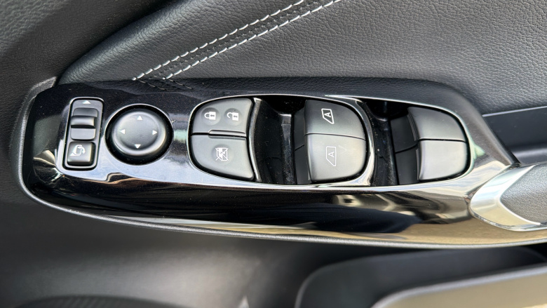 Nissan Juke 1.0 DiG-T Tekna 5dr DCT Petrol Hatchback